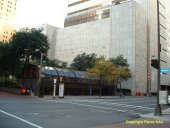 Le cabaret de Jack Ruby le Carousel occupait, en 1963,  la place de l’abri de bus aujourd’hui 